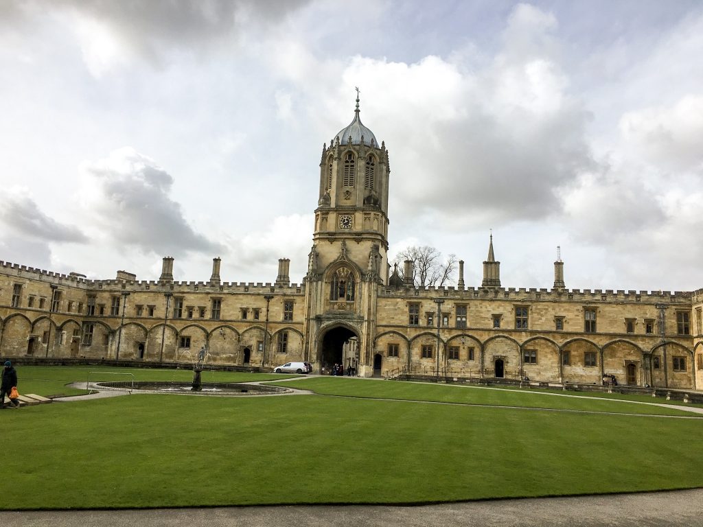 文学と歴史に見る名門大学の学園都市 イギリス オックスフォードをご紹介 旅狼どっとこむ