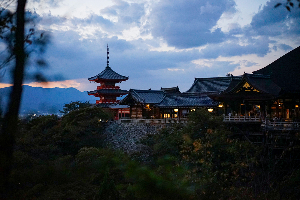 【京都駅周辺・東山・祇園】おすすめの紅葉名所をランキング！清水寺の時期と見頃・ライトアップ・予約情報・拝観料・アクセス