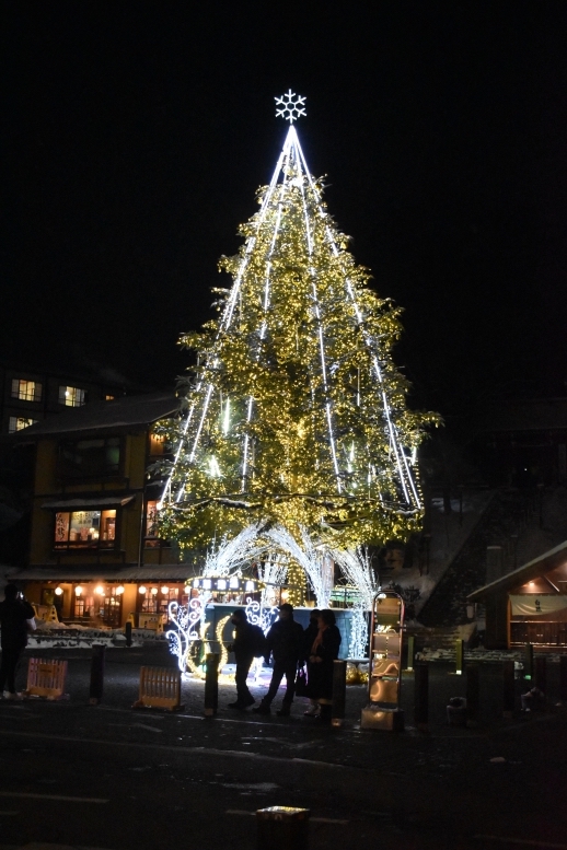 雪の草津温泉_クリスマスツリーとライトアップ