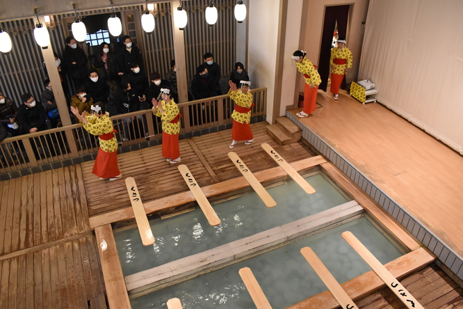 草津温泉名物の湯もみショー