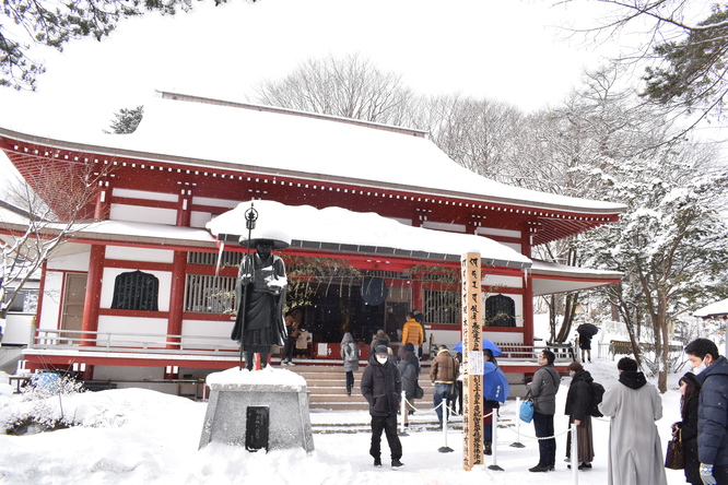 雪の草津温泉_光泉寺の本堂