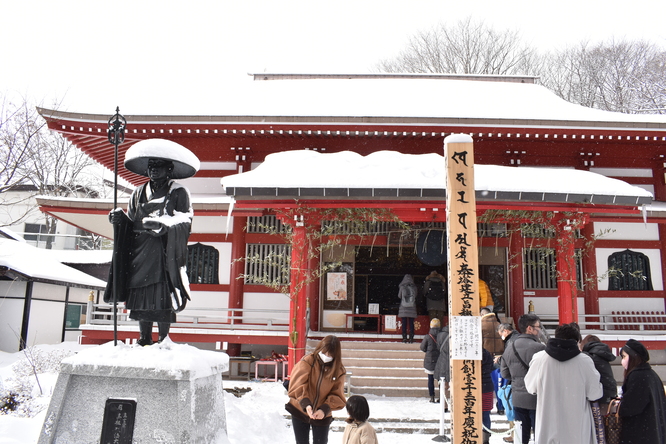 雪の草津温泉_光泉寺の本堂