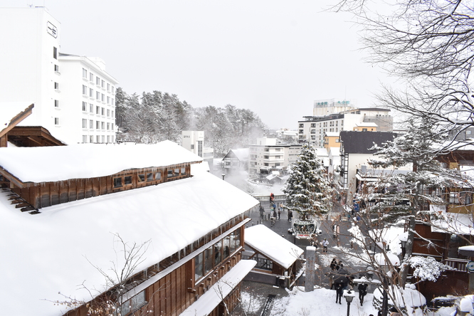 雪の草津温泉_光泉寺から眺める湯畑