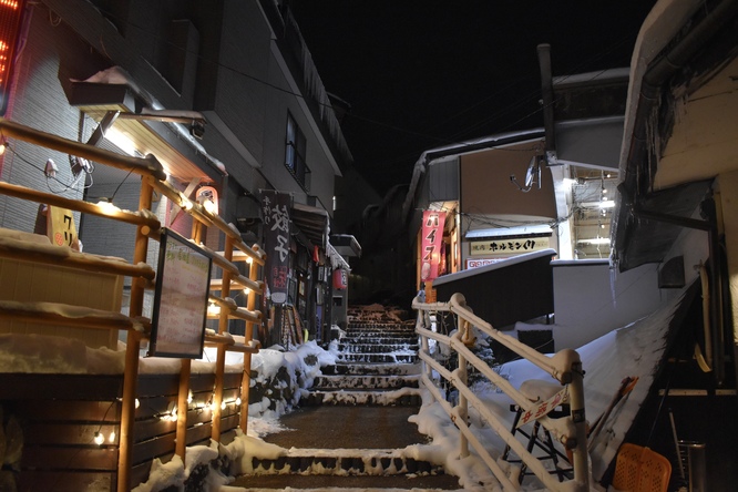 雪の草津温泉_夜の温泉街