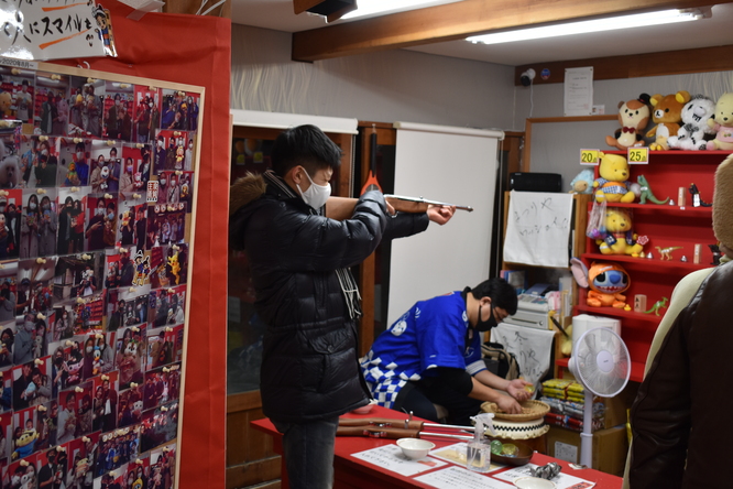 雪の草津温泉_夜の温泉街と射的