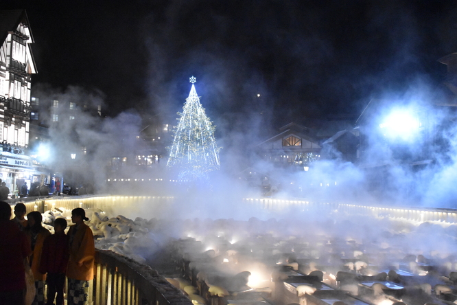 雪の草津温泉_夜の湯畑とライトアップ