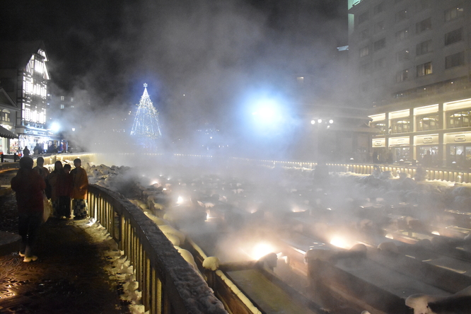 雪の草津温泉_夜の湯畑とライトアップ