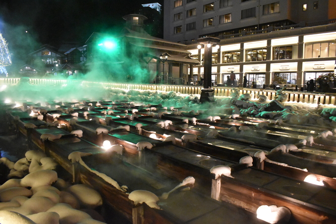 雪の草津温泉_夜の湯畑とライトアップ