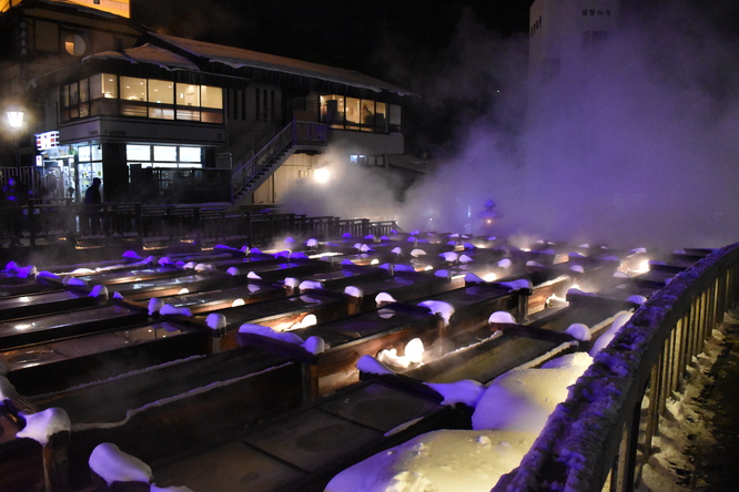 雪の草津温泉_夜の湯畑とライトアップ