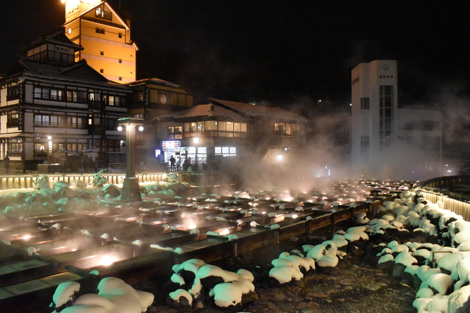 雪の草津温泉_夜の湯畑とライトアップ