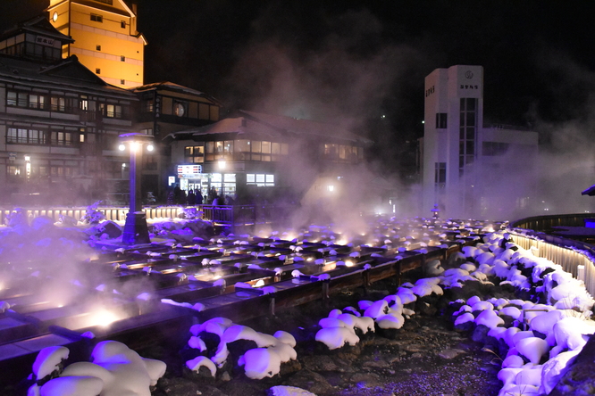 雪の草津温泉_夜の湯畑とライトアップ