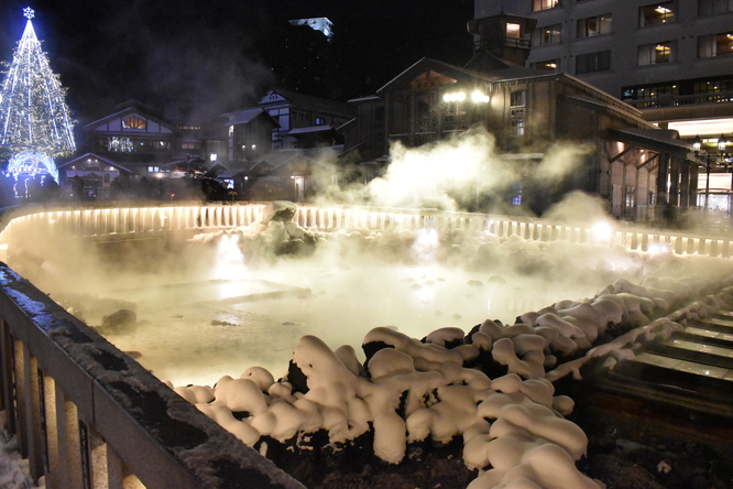 雪の草津温泉_夜の湯畑とライトアップ