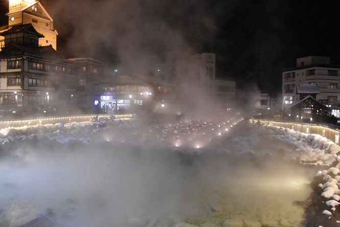 雪の草津温泉_夜の湯畑とライトアップ