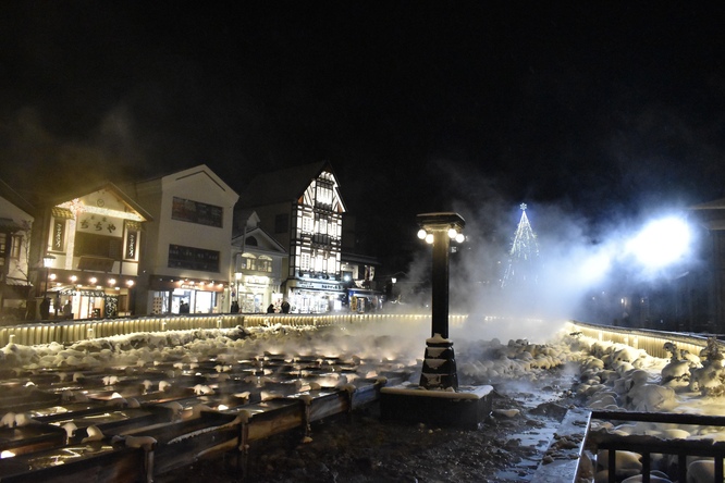 雪の草津温泉_夜の湯畑とライトアップ