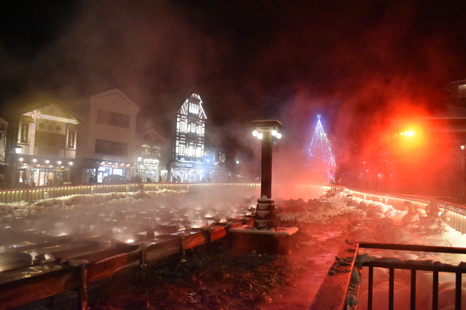 雪の草津温泉_夜の湯畑とライトアップ