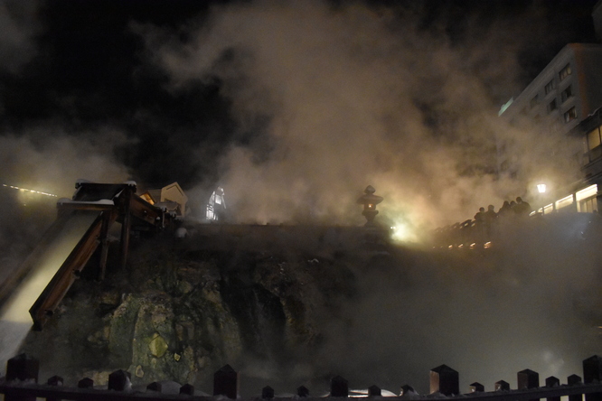 雪の草津温泉_夜の湯畑とライトアップ