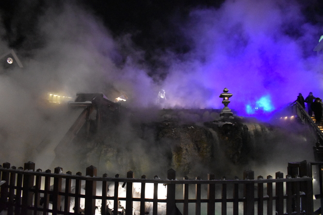 雪の草津温泉_夜の湯畑とライトアップ