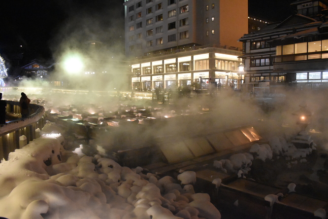 雪の草津温泉_夜の湯畑とライトアップ