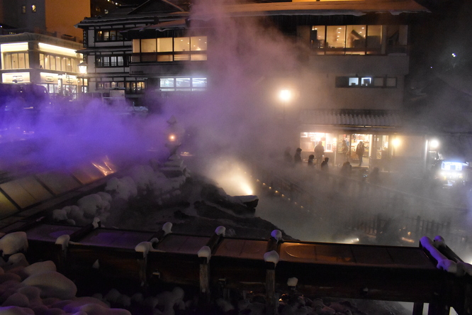 雪の草津温泉_夜の湯畑とライトアップ