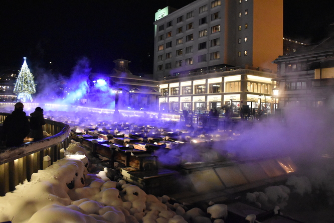 雪の草津温泉_夜の湯畑とライトアップ