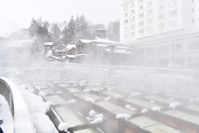 雪の草津温泉_湯畑と湯煙