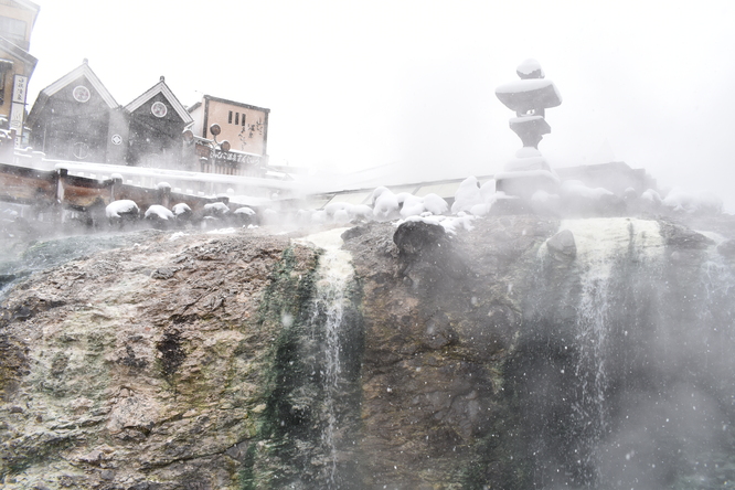 雪の草津温泉_湯畑と湯煙