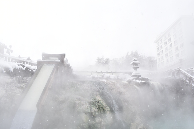 雪の草津温泉_湯畑と湯煙