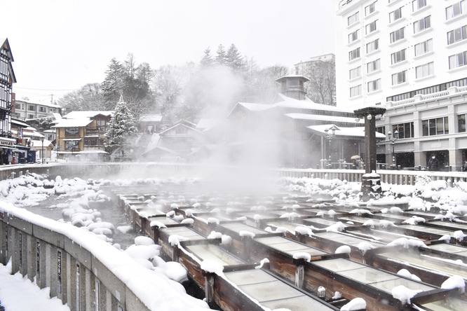 雪の草津温泉_湯畑と湯煙