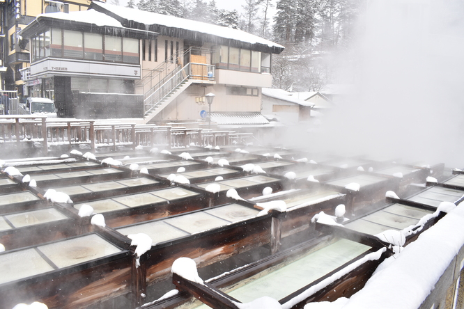 雪の草津温泉_湯畑と湯煙