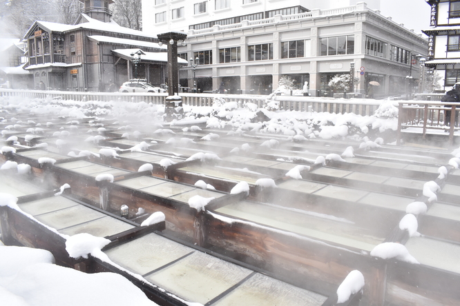 雪の草津温泉_湯畑と湯煙