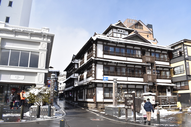 雪の草津温泉_湯畑から眺める温泉街