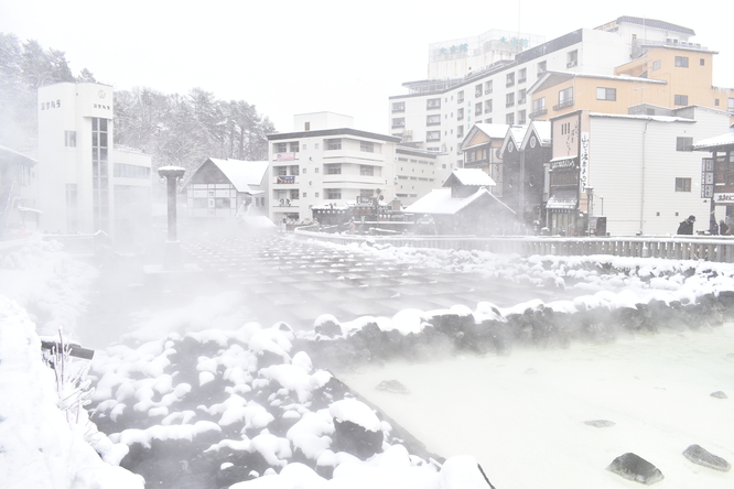 雪の草津温泉_湯畑と湯煙