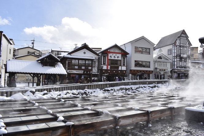 雪の草津温泉_湯畑と湯煙