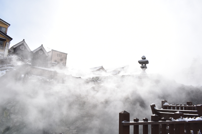 雪の草津温泉_湯畑と湯煙