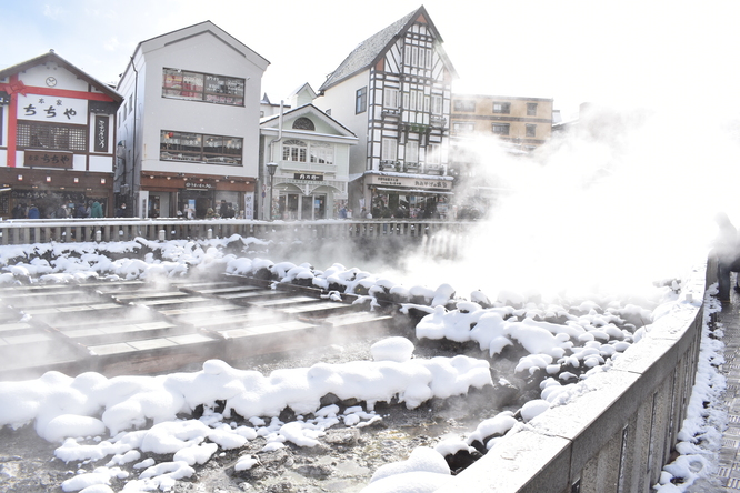 雪の草津温泉_湯畑と湯煙