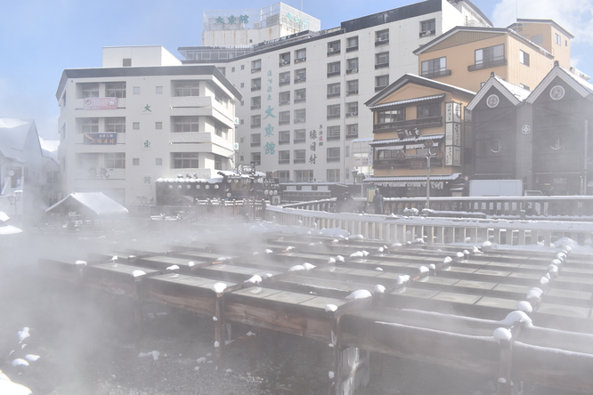 雪の草津温泉_湯畑と湯煙