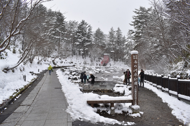 雪の草津温泉_西の河原公園