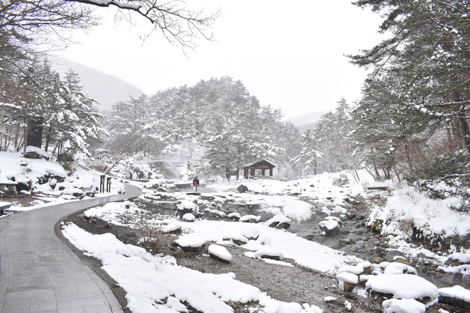 雪の草津温泉_西の河原公園と湯煙