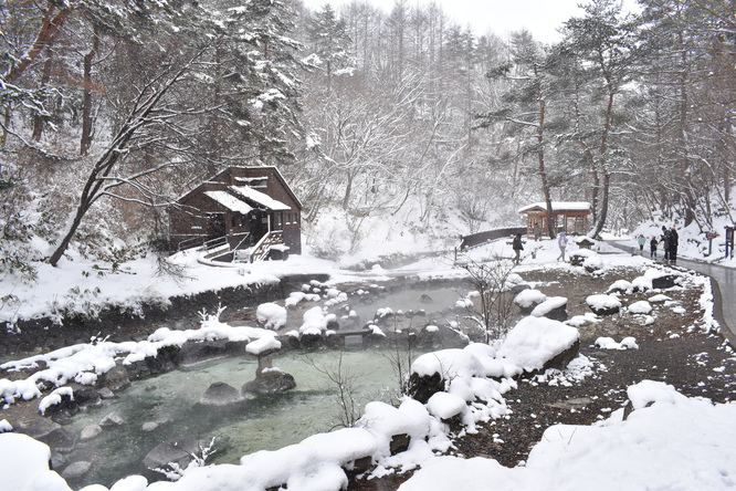 雪の草津温泉_西の河原公園と湯煙