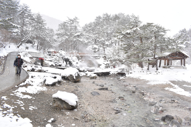 雪の草津温泉_西の河原公園と湯煙