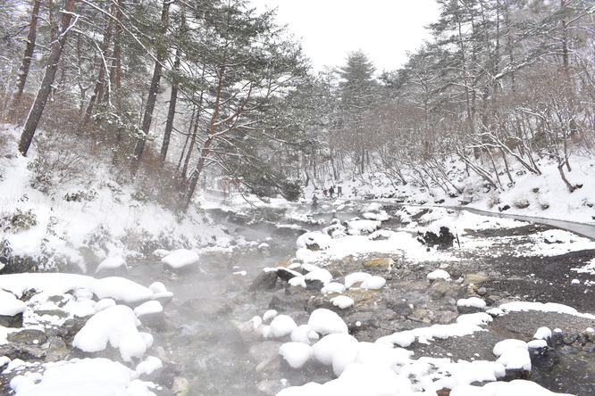 雪の草津温泉_西の河原公園と湯煙