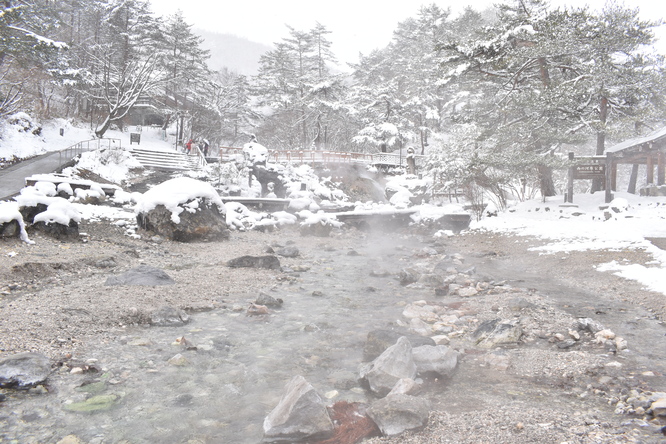 雪の草津温泉_西の河原公園と湯煙