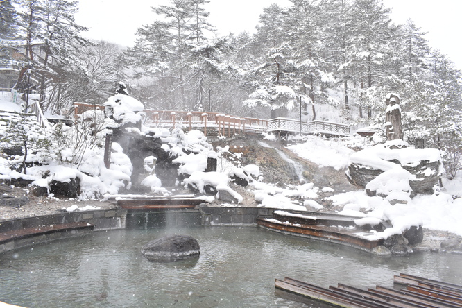 雪の草津温泉_西の河原公園と湯煙