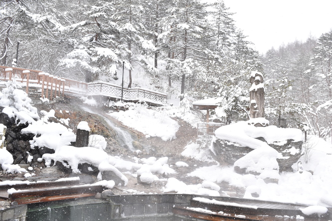 雪の草津温泉_西の河原公園と湯煙