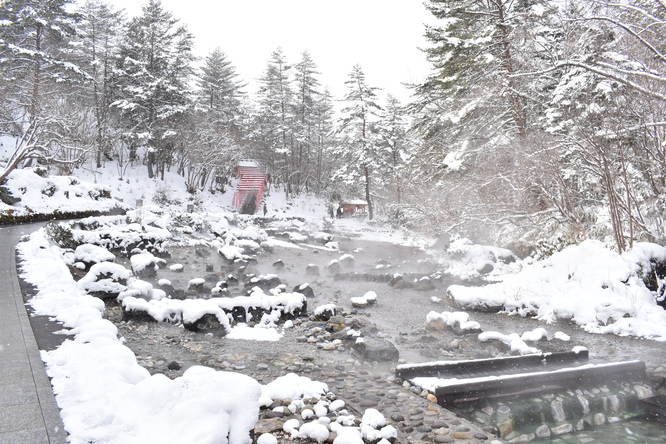 雪の草津温泉_西の河原公園と湯煙