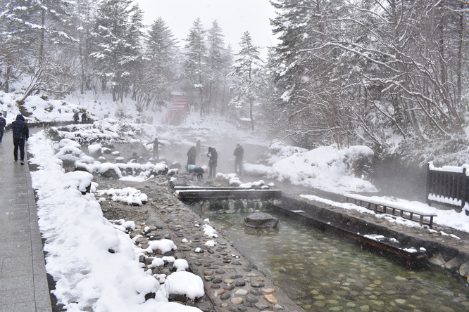 雪の草津温泉_西の河原公園と湯煙