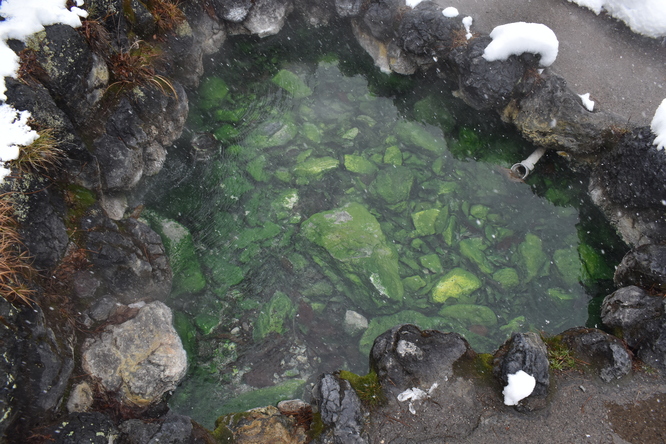 雪の草津温泉_西の河原公園のお湯だまり