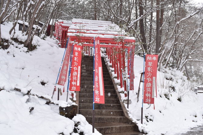 雪の草津温泉_西の河原公園の稲荷神社