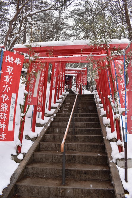 雪の草津温泉_西の河原公園の稲荷神社