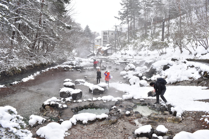 雪の草津温泉_西の河原公園と湯煙